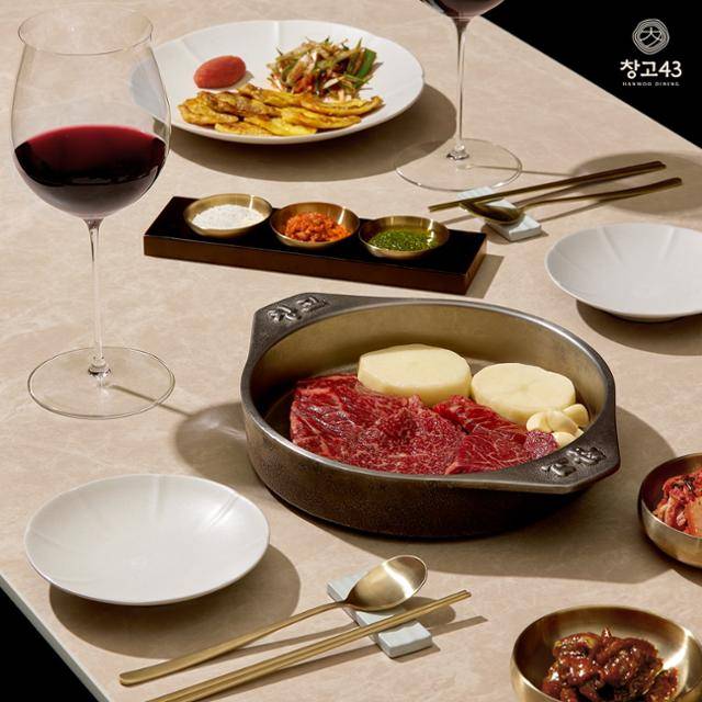창고43의 상차림 모습. 다이닝브랜즈그룹 제공