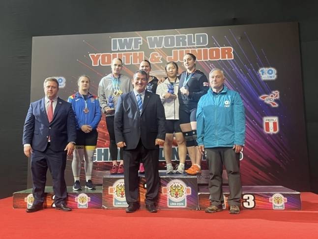 2025 세계주니어역도선수권 여자 76㎏급 3위에 오른 전희수(뒷 줄 오른쪽 두 번째). 사진=대한역도연맹