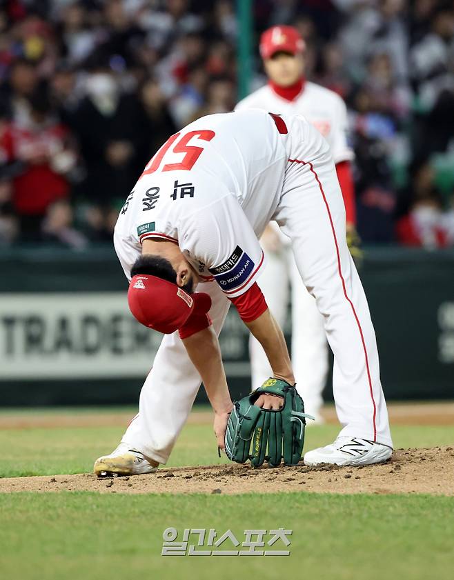 좀처럼 제구가 안정되지 않아 고전 중인 SSG 언더핸드스로 박종훈. IS 포토