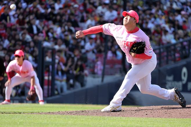 <yonhap photo-5622="">4일 광주기아챔피언스필드에서 열린 프로야구 한화 이글스와 KIA 타이거즈의 경기. 8회초 조상우가 투구하고 있다. 2025.5.4 [연합뉴스]</yonhap>