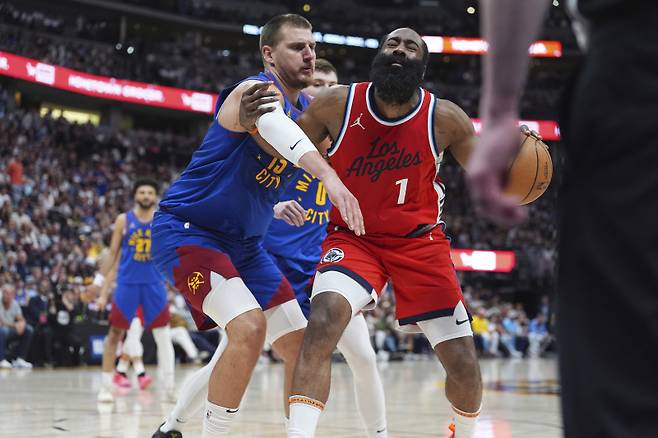 <yonhap photo-4437=""> Denver Nuggets center Nikola Jokic, left, defends as Los Angeles Clippers guard James Harden (1) drives to the basket in the second half of Game 7 of an NBA basketball first-round playoff series Saturday, May 3, 2025, in Denver. (AP Photo/David Zalubowski)/2025-05-04 11:54:51/ <저작권자 ⓒ 1980-2025 ㈜연합뉴스. 무단 전재 재배포 금지, AI 학습 및 활용 금지></yonhap>