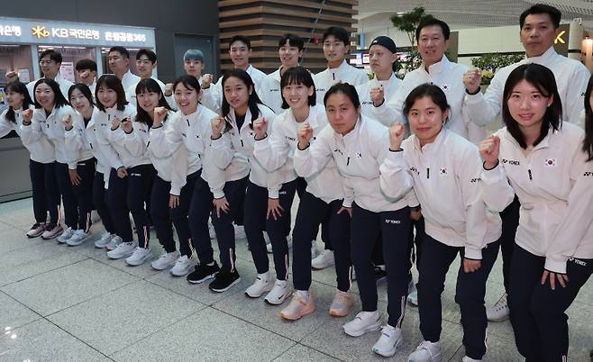 <yonhap photo-4819=""> 파이팅 외치는 배드민턴 국가대표팀 (영종도=연합뉴스) 서명곤 기자 = 24일 인천국제공항 2터미널에서 배드민턴 국가대표팀 박주봉 감독과 선수들이 세계혼합단체선수권대회(수디르만컵) 출전을 위해 출국에 앞서 기념촬영을 하고 있다. 2025.4.24 seephoto@yna.co.kr/2025-04-24 12:36:56/ <저작권자 ⓒ 1980-2025 ㈜연합뉴스. 무단 전재 재배포 금지, AI 학습 및 활용 금지></yonhap>