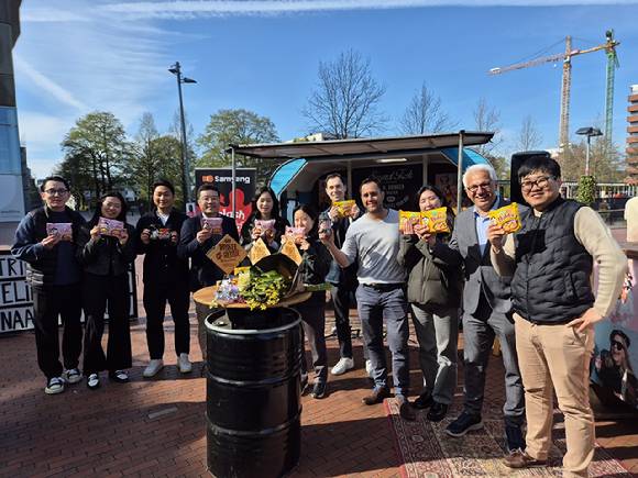 'Wheel of Retail'에서 3개 부문을 수상한 불닭볶음면을 들고 있는 삼양식품 유럽법인 임직원들. [사진=삼양식품]