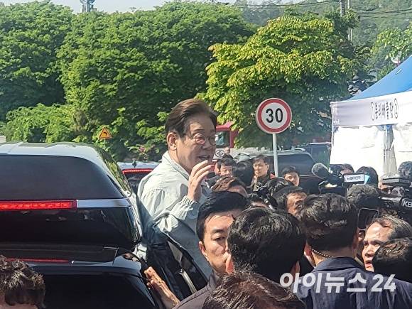 4일 더불어 민주당 이재명 대선후보가 경북 영주에서 열린 '선비문화축제'를 찾아 지역 유권자들과 인사를 하고 있다. [사진=김은경 기자]