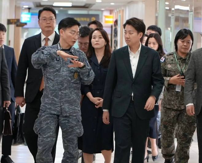 이준석 후보가 지난달 24일 오전 같은 당 이주영 의원·천하람 의원과 함께 국군대전병원을 찾아 이국종 원장과 대화하고 있다. (본인 인스타그램)