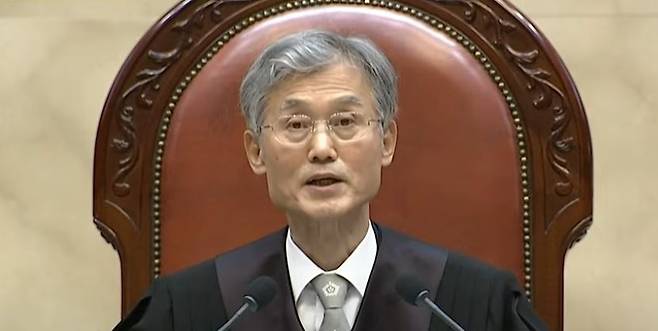 파기환송 판결 주문을 낭독하는 조희대 대법원장