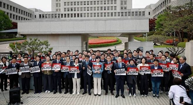 지난 2일 대법원 앞에서 기자회견을 열고 “조희대 대법원장 탄핵소추 절차에 즉각 착수하겠다”고 선언하는 더불어민주당 의원들. (최기상 의원 페이스북 캡처)