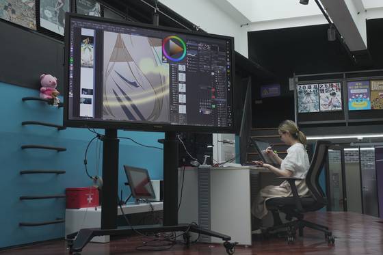 부산글로벌웹툰센터 내 마련된 창작지원실에서 작가가 웹툰을 제작하고 있다. 사진 부산글로벌웹툰센터