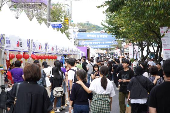 지난해 9월 서울 서대문구 신촌에서 열린 '신촌글로벌대학문화축제 현장. 사흘 동안 열린 축제에는 132만명의 유동인구가 몰렸다. 사진 서울 서대문구