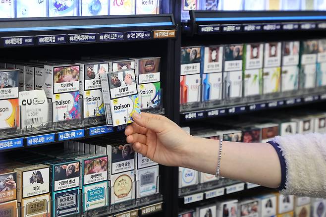 서울 시내 편의점의 담배 판매대 모습. 담뱃갑에 경고문구와 그림이 붙어있다. 연합뉴스