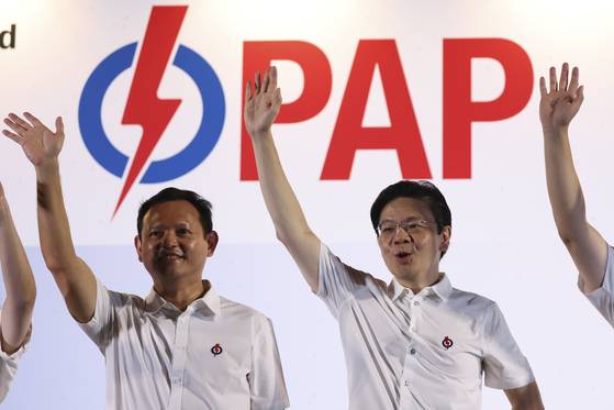 싱가포르 총리이자 집권 인민행동당(PAP) 사무총장인 로렌스 웡(오른쪽)이 2025년 5월 3일 싱가포르에서 총선 결과가 발표된 후 지지자들에게 손을 흔들고 있다. EPA=연합뉴스
