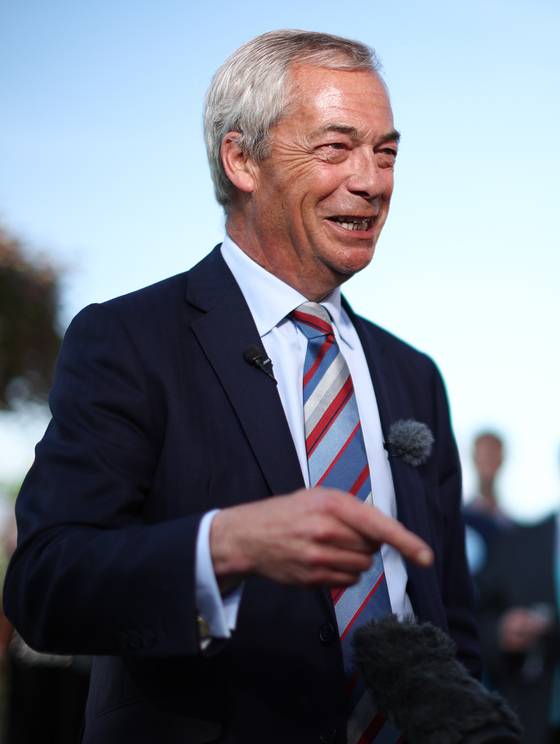 영국개혁당 대표인 나이절 패라지가 2025년 5월 2일 영국 스태퍼드에 있는 스태퍼드셔 카운티 쇼그라운드에서 열린 선거 후 행사에 참석하는 모습. EPA=연합뉴스