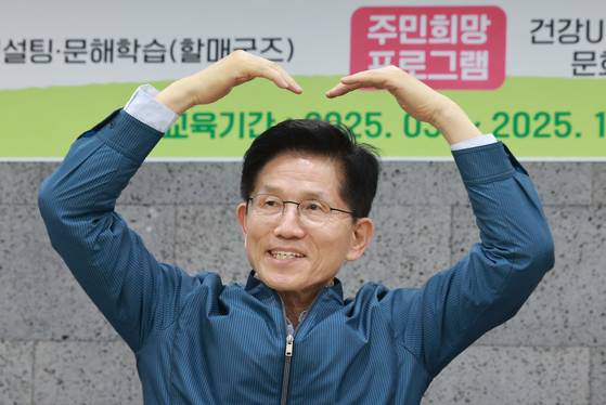 국민의힘 김문수 대선 후보가 4일 한센인 마을인 경기도 포천시 장자마을을 방문해 방문 소감을 말하기에 앞서 손으로 하트를 만들며 인사하고 있다. 연합뉴스