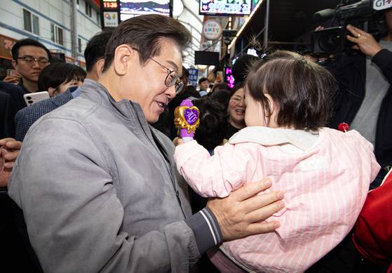 '골목골목 경청투어 : 동해안벨트편'에 나선 이재명 더불어민주당 대통령 후보가 3일 오전 강원 양양군 양양시장에서 한 아이를 바라보고 있다. 뉴스1