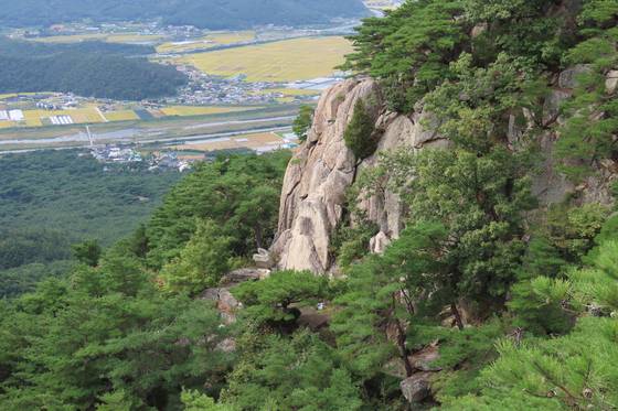 경주 남산 삼릉곡 마애석가여래좌상은 무너지고 있어 출입 금지다. 가까이서 볼 수 없다. 김홍준 기자