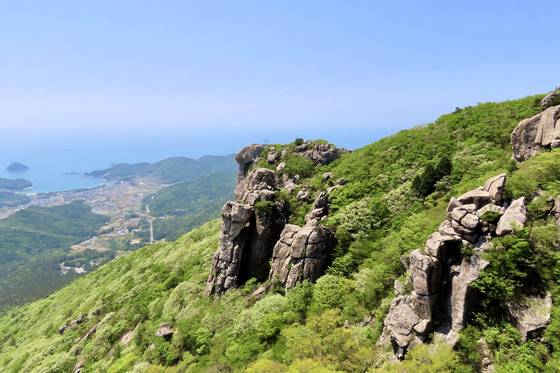 남해 금산 보리암과 가까운 제석봉에서 바라본 상사바위 전경. 뒤로 상주은모래 해수욕장이 보인다. 김홍준 기자