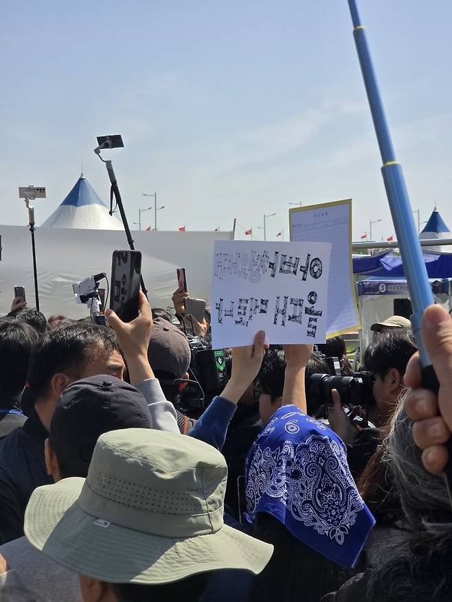 4일 경북 영주를 찾은 이재명 더불어민주당 대선 후보를 시민들이 환영하는 모습.  /이광식 기자