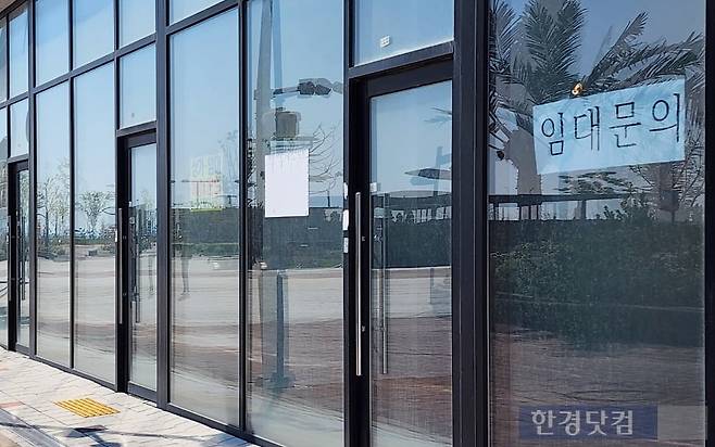 시흥 거북섬의 한 건물 1층이 모두 공실로 비어 있다. 사진=오세성 한경닷컴 기자
