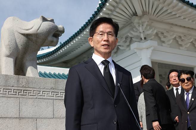 김문수 국민의힘 대선 후보가 4일 서울 동작구 국립서울현충원을 찾아 현충탑에 참배를 마친 뒤 취재진에 발언하고 있다. 연합뉴스