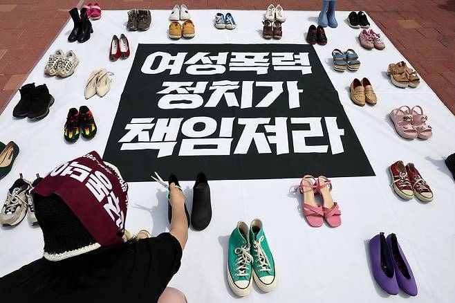 지난 4월27일 서울 홍대입구역 인근에서 진행된 젠더폭력 해결 페미니스트 연대의 ‘여성폭력 다이-인’ 캠페인. 신발은 여성폭력에 희생된 여성 피해자들을 추모하는 의미다. 연합뉴스