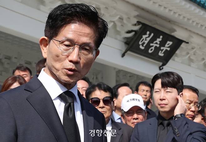 김문수 국민의힘 대선 후보가 4일 서울 동작구 국립 서울현충원에서 참배를 마친 뒤 취재진의 질문에 답하고 있다. 문재원 기자