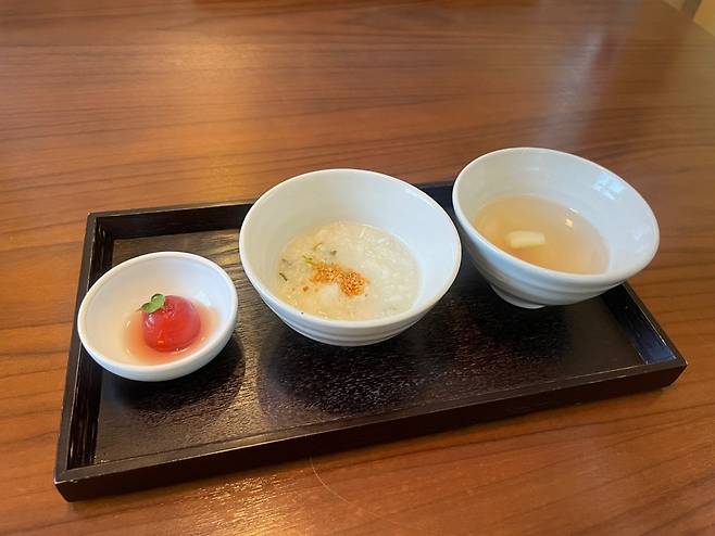 Suljuksim, an amuse-bouche of the Won (Vow) Course at Balwoo Gongyang (Hong Yoo/ The Korea Herald)