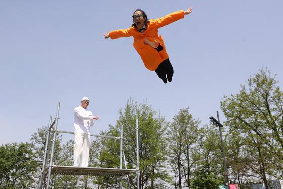 A trampoline demonstration ahead of a circus to be held on Nodeul Island in Yongsan District, central Seoul, is seen on May 2. [YONHAP]