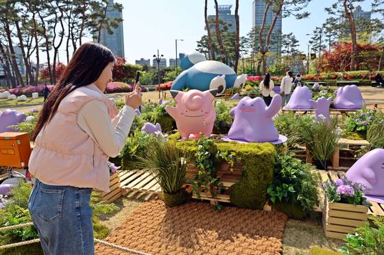 A visitor takes photos of Pokemon characters at the Pokemon Town 2025 With Lotte event held at Seokchon Late Park in Songpa District, southern Seoul, on April 29. [NEWS1]