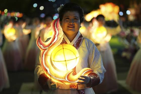 Buddhists carry lanterns in a parade during the Lotus Lantern Festival ahead of the Buddha's birthday on May 5, in downtown Seoul on April 27. [AP/YONHAP]