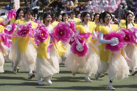 Buddhists in hanbok (Korean traditional clothes) prepare for a lantern parade during the Lotus Lantern Festival ahead of the Buddha's birthday on May 5, at Dongguk University in central Seoul on April 26. [AP/YONHAP]