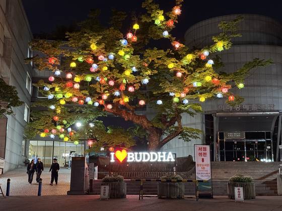 A tree is decorated with Buddhist lanterns in central Seoul on April 30, ahead of Buddha's birthday which falls on May 5 this year. [LEE SOO-JUNG]