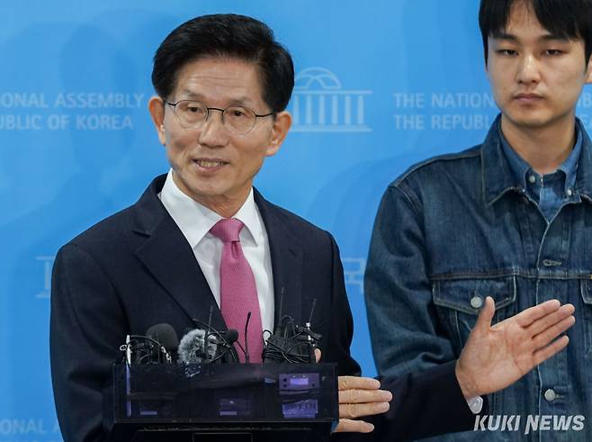 김문수 전 고용노동부 장관이 서울 영등포구 국회 소통관에서 ‘제21대 대통령 선거’ 경선 후보 출마 선언 기자회견을 마치고 취재진의 질문에 답하고 있다. 유희태 기자