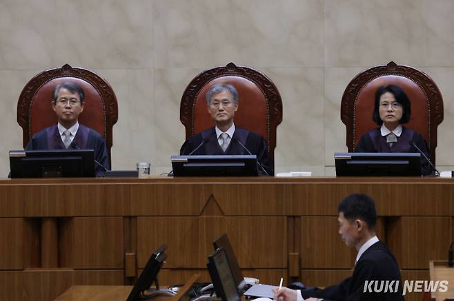 조희대 대법원장을 비롯한 대법관들이 1일 오후 더불어민주당 이재명 대선 후보의 공직선거법 사건 전원합의체 선고를 위해 서울 서초구 대법원 대법정에 입장해 자리에 앉아 있다. 사진공동취재단