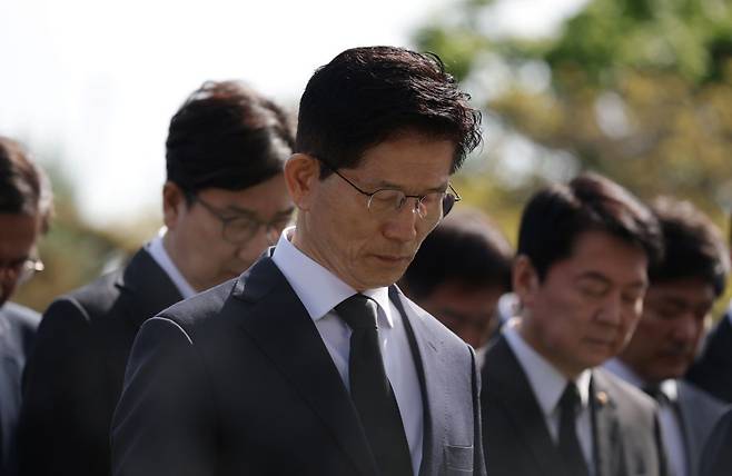 김문수 국민의힘 대선 후보가 4일 서울 동작구 국립서울현충원을 찾아 현충탑에 참배하고 있다. 연합뉴스