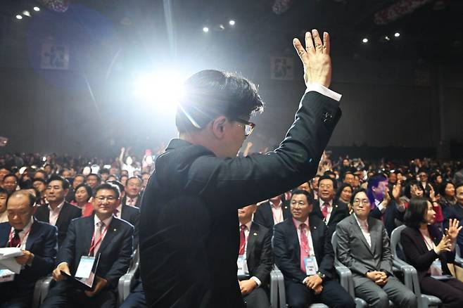 한동훈 전 국민의힘 대표가 지난 3일 경기 고양시 킨텍스에서 열린 대선 후보 선출을 위한 전당대회장에 입장하고 있다. 연합뉴스
