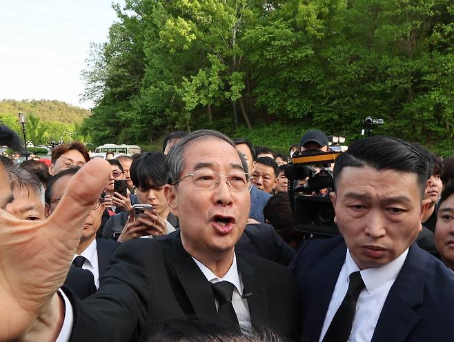 지난 2일 오후 광주 북구 국립 5·18 민주묘지를 찾은 한덕수 전 총리가 광주비상행동 등 시민·사회단체 관계자들에 가로막혀 있다. 연합뉴스