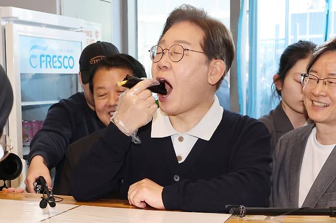 더불어민주당 이재명 대선 후보가 '골목골목 경청투어' : 단양8경편'에 나선 4일 경북 예천군 도청신도시에서 김밥집에 들러 상인과 대화를 하며 꼬마김밥을 사먹고 있다. 연합뉴스