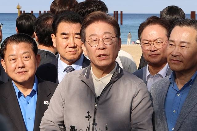 지난 3일 '골목골목 경청투어'를 위해 강원 삼척해수욕장을 찾은 이재명 더불어민주당 후보가 취재진 질문에 답하는 모습습. 연합뉴스