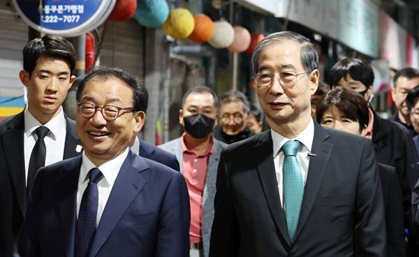 ▲ 지난 2일 오후 광주 동구 대인시장에서 한덕수 전 국무총리가 '해뜨는식당' 업주를 만나기 위해 이동하고 있다. 한 전 국무총리는 이날 국회 소통관에서 기자회견을 열고 대선 출마를 공식 선언했다.ⓒ연합뉴스