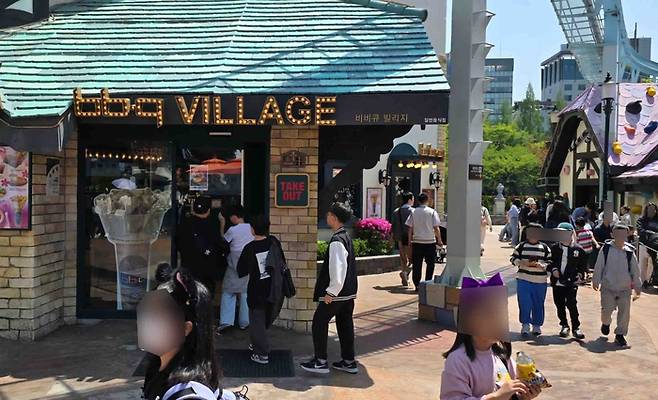 롯데월드 어드벤처 매직아일랜드에서 운영중인 BBQ 매장. [사진제공=BBQ]