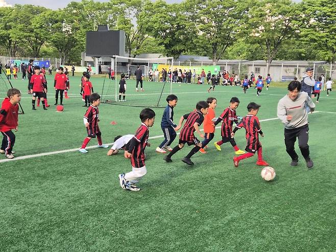 3일 서울 마포구 서울월드컵경기장 보조구장에서 진행된 다문화·일반가정 FC서울 유소년 축구교실에서 어린이들이 축구를 하고 있다.
