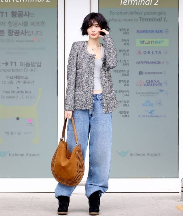 나나 공항패션 ‘베켓 스니커즈’ 착용 컷.[사진출처=이자벨마랑]