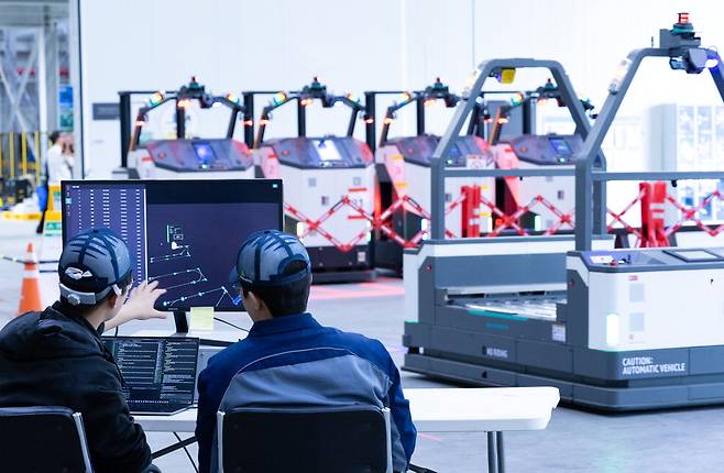 현대무벡스 청라 R&D센터 연구원들이 자체 설계한 무인운반차를 검수하고 있다. 현대무벡스