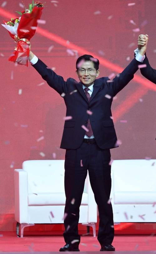 김문수 국민의힘 대선 경선 후보가 지난 3일 경기 고양시 일산 킨텍스에서 열린 국민의힘 제5차 전당대회에서 최종 후보로 선출된 뒤 손을 들어보이고 있다. [김호영 기자]