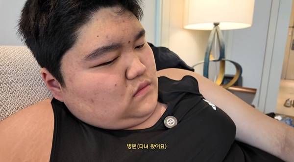 갑작스러운 사고 앞에 마음이 무너졌다. 배우 오윤아가 자폐 아들 민이의 부상 소식을 전하며, 놀람과 속상함이 뒤섞인 하루를 공유했다. 사진=유튜브 캡처