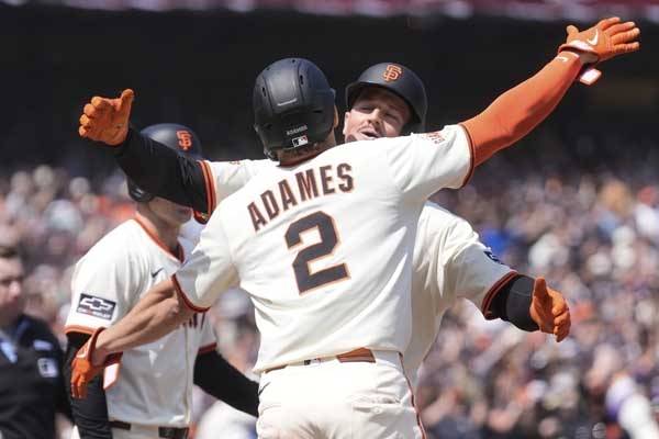 만루홈런을 때린 채프먼이 윌리 아다메스와 포옹을 나누고 있다. 사진 MK스포츠 DB