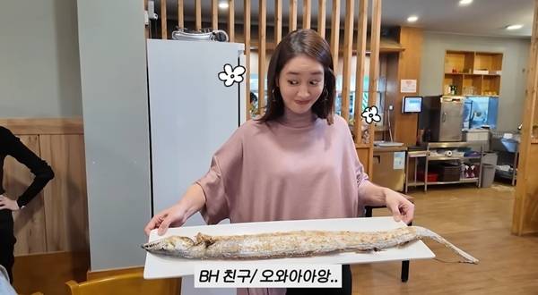 4일 공개된 유튜브 채널 ‘이민정 MJ’의 영상 속, 제주 여행 중의 이병헌과 이민정 부부는 바다를 배경으로 웃음 가득한 일상을 공유했다. 사진=유튜브 캡처