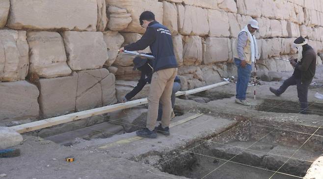 우리 국가유산 전문가들이 지난해 12월 이집트의 라메세움 신전 탑문 서측 발굴조사를 수행하는 모습. / 사진 = 국가유산청 제공