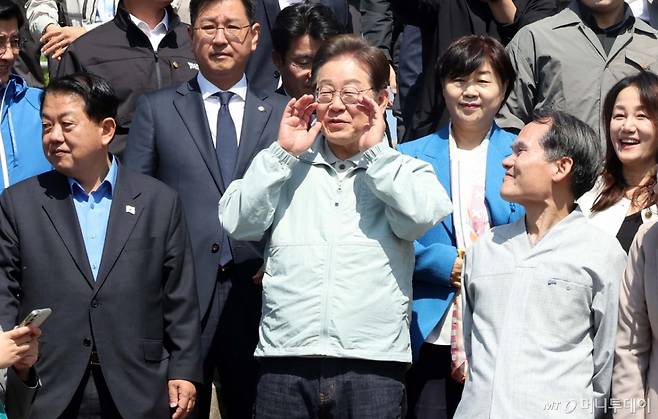 [영주=뉴시스] 조성봉 기자 = 민심을 청취하는 '경청 투어'에 나선 이재명 더불어민주당 대선후보가 4일 경북 영주 문정둔치에서 열린 한국선비문화축제 현장에서 시민들에게 인사말을 하고 있다. .2025.05.04. suncho21@newsis.com /사진=조성봉