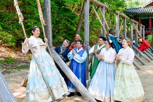 한국민속촌에서 그네를 타는 등 한국 문화를 체험하고 있는 하나님의 교회 해외성도방문단. 하나님의 교회 제공